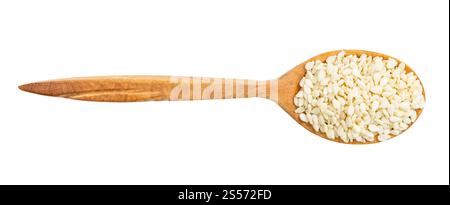 Draufsicht auf Holzlöffel mit rohen weißen Sesamsamen Isoliert auf weißem Hintergrund Stockfoto