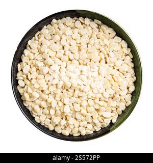 Draufsicht des rohen Urad Dals (geteiltes schwarzes Gramm) Bohnen in runder Schale isoliert auf weißem Hintergrund Stockfoto