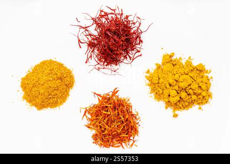 Draufsicht auf Safran und seine Ersatzstoffe (Krokus, Kurkuma, Safran, Tagetes) auf weißem Teller Stockfoto