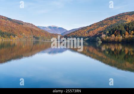Vilshany Wasserreservoir am Tereblja Fluss, Transkarpatien, Ukraine. Malerischer See mit Wolkenspiegelung. Wunderschöner Herbsttag in Karpaten Stockfoto