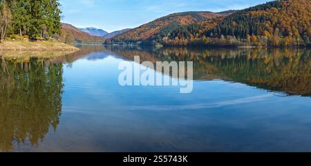 Vilshany Wasserreservoir am Tereblja Fluss, Transkarpatien, Ukraine. Malerischer See mit Wolkenspiegelung. Wunderschöner Herbsttag in Karpaten Stockfoto