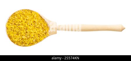 Draufsicht auf Holzlöffel mit ungekochten Bulgur-Weizengrütze Isoliert auf weißem Hintergrund Stockfoto