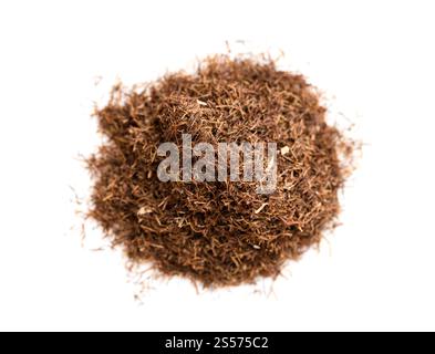 Draufsicht auf den Haufen gemahlener getrockneter Maisseide in der Nähe Auf weißem Teller Stockfoto