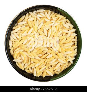 Draufsicht auf die Risoni-Pasta in einer runden Schüssel isoliert Weißer Hintergrund Stockfoto