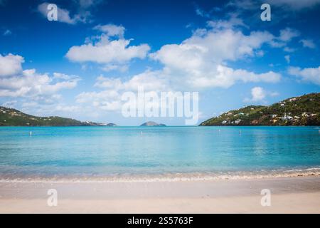 An der Nordküste von St. Thomas gelegen, besticht der Magens Bay Beach mit seinem pudrigen weißen Sand, kristallklarem türkisfarbenem Wasser und üppigem Laub. Stockfoto