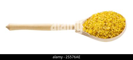 Holzlöffel mit ungekochten Bulgur Weizengrütze isoliert auf weiß Hintergrund Stockfoto