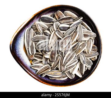Draufsicht auf ganze Sonnenblumenkerne in Keramikschale isoliert Auf weißem Hintergrund Stockfoto