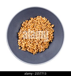 Blick von oben auf gekochten Brei aus Vollkornweizen in Grau Schale isoliert auf weißem Hintergrund Stockfoto