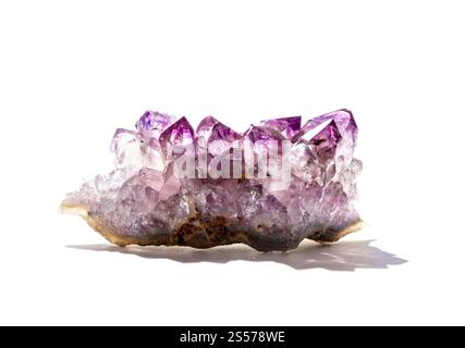Amethyst Edelstein isoliert auf weißem Hintergrund. Amethyst-Edelstein auf weißem Hintergrund Stockfoto