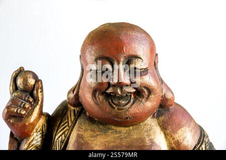 Traditionelle Holzstatue des chinesischen Buddha isoliert auf weißem Hintergrund. Traditionelle Holzstatue des chinesischen Buddha auf weißem Hintergrund Stockfoto