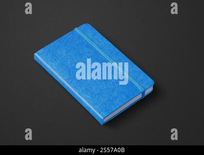 Blau geschlossenes Notebook-Modell isoliert auf Schwarz. Blau geschlossenes Notebook isoliert auf Schwarz Stockfoto