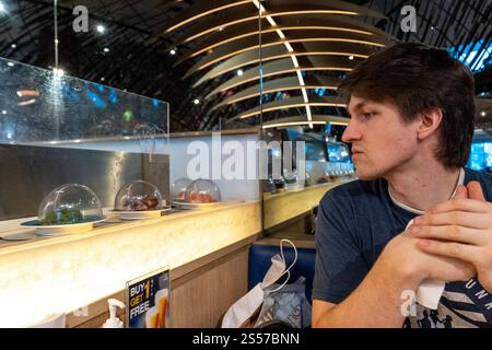 Ein Sushi-Restaurant mit Förderband Stockfoto