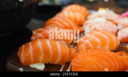 Lachs Sushi Japanisches Essen. Auf dem Tisch im Restaurant. Japanische Küche Sashimi Lachs Sushi Nigiri. Stockfoto