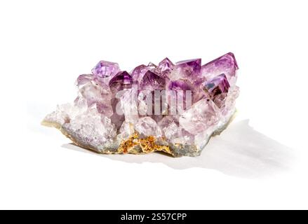 Amethyst Edelstein isoliert auf weißem Hintergrund. Amethyst-Edelstein auf weißem Hintergrund Stockfoto