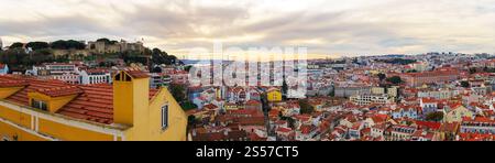 Sonnenuntergang Panorama des Aussichtspunkts Miradouro da Graca in Lissabon, Portugal. Zu den bemerkenswerten Ausblicken zählen das St. George's Castle auf einem Hügel, das Carmo Convent, 25. Von AP Stockfoto