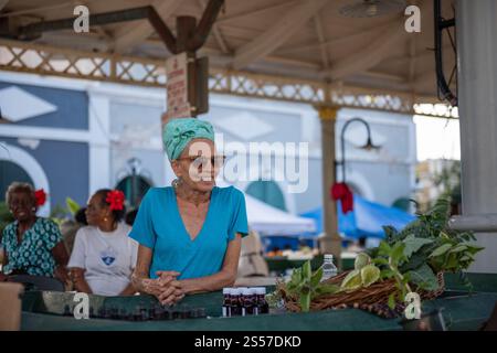 St. Thomas, USA – 24. März 2018: Die Marktfrau verkauft Gemüse am Marktplatz in Charlotte Amalie. Stockfoto