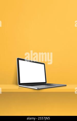Laptop auf gelbem Regal. Vertikaler Hintergrund. 3D-Abbildung. Laptop auf gelbem Regal. Vertikaler Hintergrund Stockfoto