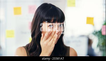 Schönheit, Flüstern und Frau im Büro, Porträt und geheime Informationen für Hautpflege oder Markenbotschafter. Kommunikation, Vertriebsmitarbeiter und Stockfoto