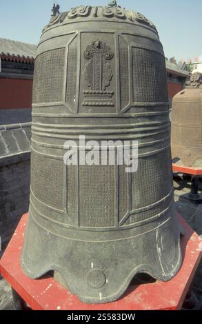 Eine große traditionelle Glocke im Kaiserpalast innerhalb der Verbotenen Stadt und der Kaiserpalast auf dem Platz des Himmlischen Friedens in Peking in China. Stockfoto