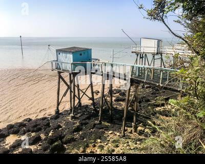 Traditionelle Fischerhütte und Netz - Carrelet - in Talmont sur Gironde, Frankreich. Traditionelle Fischerhütte und Netz - Carrelet - Talmont sur Gironde, Stockfoto