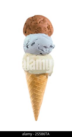 Drei verschiedene Eissorten mit Kegel auf weißem Hintergrund Stockfoto