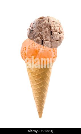 Eis mit verschiedenen Geschmacksrichtungen und Kegel auf weißem Hintergrund Stockfoto