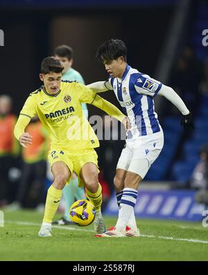 Takefusa Kubo von Real Sociedad und Sergi Cardona von Villarreal CF während des spanischen Meisterschaftsspiels La Liga zwischen Real Sociedad und Villarreal CF am 13. Januar 2025 in der reale Arena in San Sebastian, Spanien Stockfoto
