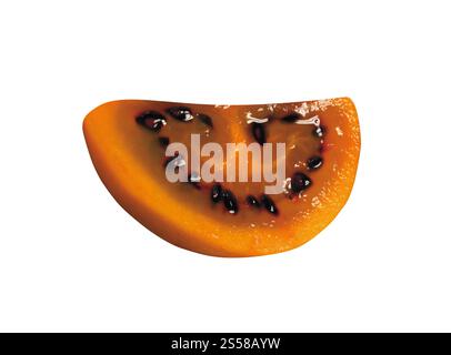 Die Hälfte der Tamarillo-Frucht isoliert auf weißem Hintergrund Stockfoto