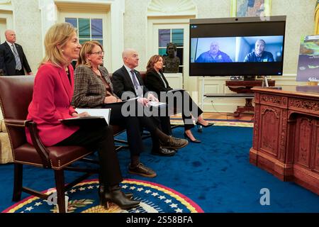 Washington DC, USA. Januar 2025. Am 13. Januar 2025 im Weißen Haus in Washington, DC, nehmen die US-amerikanische Heimatschutzberaterin Elizabeth Sherwood-Randall, die FEMA-Administratorin Deanne Criswell, der US-Sekretärin für Homeland Security, Alejandro Mayorkas und die US-Vizepräsidentin Kamala Harris an einem Treffen mit dem Regionaladministrator Robert Fenton, Region 9, der Federal Emergency Management Agency, Chief Randy Moore, dem US Forest Service und US-Präsidenten Joe Biden Teil. Cre Stockfoto