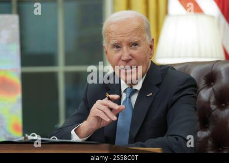 Washington DC, USA. Januar 2025. US-Präsident Joe Biden nimmt am 13. Januar 2025 im Weißen Haus in Washington, DC, an einem Treffen von leitenden Beamten des Weißen Hauses und der Verwaltung über die Reaktion des Bundes auf die Waldbrände in Los Angeles Teil.Credit: Chris Kleponis/Pool via CNP/MediaPunch Credit: MediaPunch Inc/Alamy Live News Stockfoto