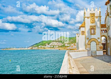 Am Meer von Sitges, eine wunderschöne Stadt in der Nähe von Barcelona, Spanien. Stockfoto