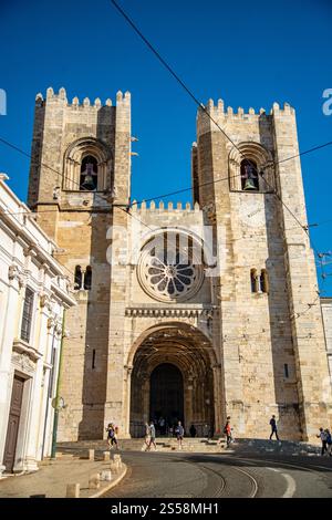 Die Catedral SE Patriarcal in Alfama in der Stadt Lissabon in Portugal. Portugal, Lissabon, Oktober 2021 Stockfoto