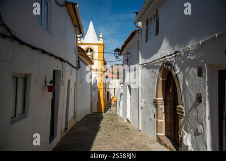 Die Capela da Misericordia in der Altstadt von Alegrete in Alentejo in Portugal. Portugal, Alegrete, Oktober 2021 Stockfoto