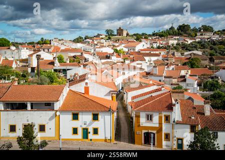 Die Altstadt von Amieira do Tejo in Alentejo in Portugal. Portugal, Amieira do Tejo, Oktober 2021 Stockfoto