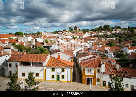 Die Altstadt von Amieira do Tejo in Alentejo in Portugal. Portugal, Amieira do Tejo, Oktober 2021 Stockfoto