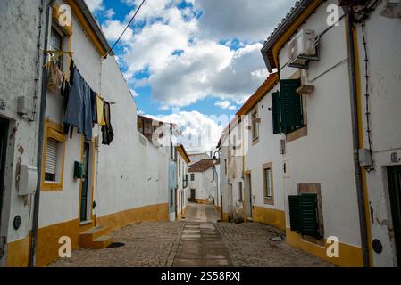 Eine kleine Gasse im Dorf Amieira do Tejo in Alentejo in Portugal. Portugal, Amieira do Tejo, Oktober 2021 Stockfoto
