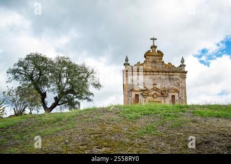 Der Calvario im Dorf Amieira do Tejo in Alentejo in Portugal. Portugal, Amieira do Tejo, Oktober 2021 Stockfoto