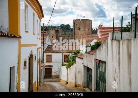 Eine kleine Gasse im Dorf Amieira do Tejo in Alentejo in Portugal. Portugal, Amieira do Tejo, Oktober 2021 Stockfoto
