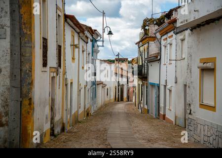 Eine kleine Gasse im Dorf Amieira do Tejo in Alentejo in Portugal. Portugal, Amieira do Tejo, Oktober 2021 Stockfoto