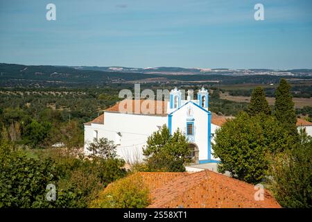Die Kirche und die Igreja e Convento de Santo Antonio in der Stadt Redondo in Alentejo in Portugal. Portugal, Redondo, Oktober 2021 Stockfoto
