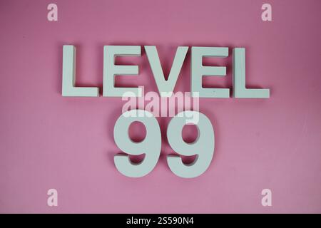 Ebene 99 Ebene 9 Buchstaben auf rosa Hintergrund Stockfoto