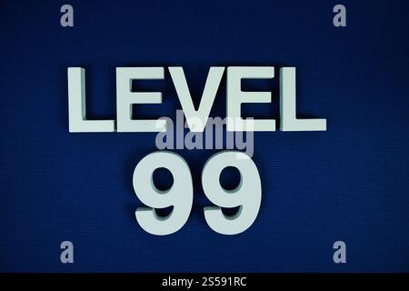 Ebene 99 Ebene 9 Buchstaben auf marineblauem Hintergrund Stockfoto