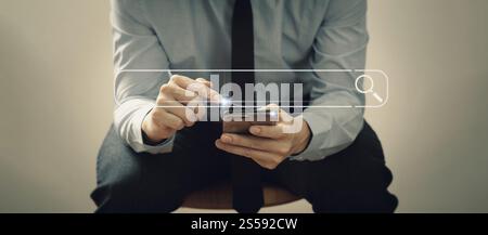 SEO Suchmaschinenoptimierung Banner Web-Symbol Geschäftsmann arbeitet mit Mobiltelefon für Geschäft und Marketing, Optimierung, Raffic, Ranking und Stockfoto