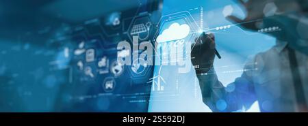 Geschäftsmann, der virtuell moderne Computer arbeitet, um CO2-Emissionen zu reduzieren und den CO2-Fußabdruck des Klimawandels zu verringern, um die globale Erwärmung zu begrenzen. Nachhaltige Entwicklung Stockfoto