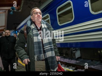 Przemysl, Polen. Januar 2025. Der Verteidigungsminister Boris Pistorius (SPD) besteigt den Zug am Bahnhof Przemy·l in Polen, um nach Kiew in der Ukraine zu reisen. Die neue Reise des Verteidigungsministers befasst sich mit der aktuellen Situation und der Rüstungshilfe für die Ukraine nach dem Aggressionskrieg Russlands. Quelle: Michael Kappeler/dpa/Alamy Live News Stockfoto