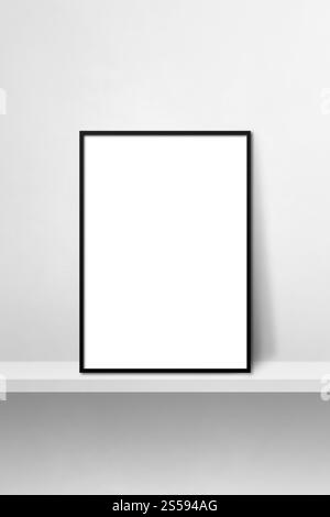 Schwarzer Bilderrahmen auf weißem Regal. 3D-Abbildung. Leere Modellvorlage. Vertikaler Hintergrund. Schwarzer Bilderrahmen, der sich auf ein weiß stützt Stockfoto