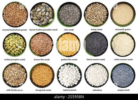 Set aus verschiedenen Samen und Körnern in Schalen mit Namen isoliert auf weißem Hintergrund Stockfoto