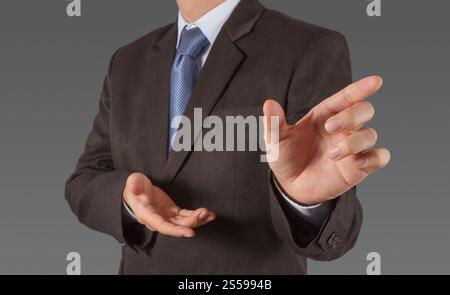 Geschäftsmann Hand einen imaginären Taste am virtuellen Bildschirm Stockfoto
