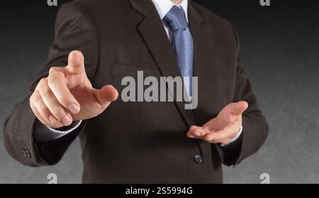 Geschäftsmann Hand einen imaginären Taste am virtuellen Bildschirm Stockfoto