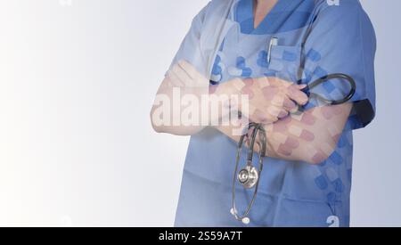 Doppelbelichtung von smart Docotr mit Pillen, Tabletten und Drogen aus Flasche gießen Stockfoto